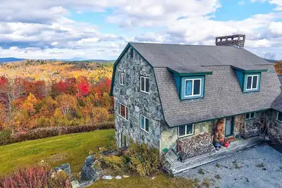 Image de New! Cozy private Chalet with incredible views, close to Mountains!