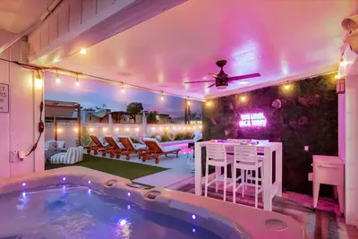 Image de Pink Slice of Heaven! Heated Pool, Hot Tub, Vibes!