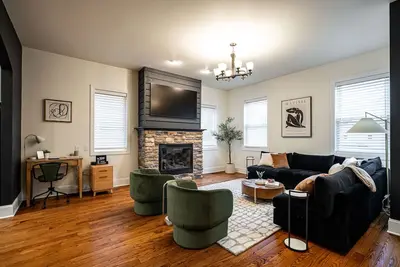 Image de 1Mi to Dt /Brewers Hill /Deck /Gym /65” Tv! /Ac and Heat/W&D