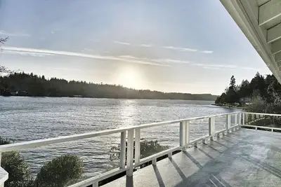 Image de 180' private beach and spacious entertainment oasis on Hammersley Inlet for 8!