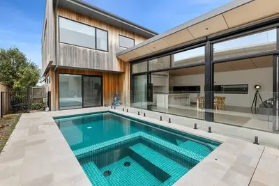 Image de Heated Pool and Spa Coastal elegance