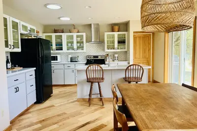 Image de River Front Cabin. Come relax and play cowboy in Spray!