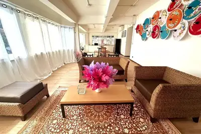 Image de Private Full-Floor Spacious 5br in China Town\n\n