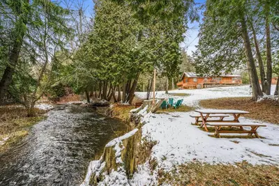 Image de Nature Retreat: Serene water stream, Bbq, Firepit