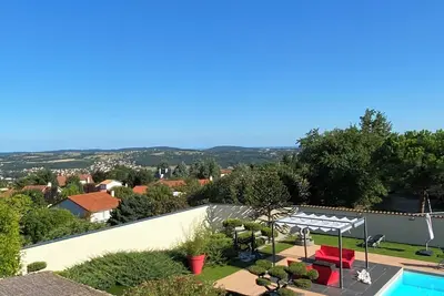 Image de Villa sur les hauteurs lyonnaises avec piscine, idéal pour les familles.
