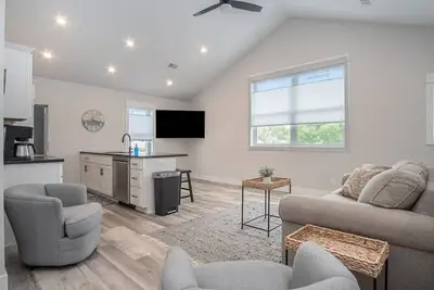 Image de Stylish Retreat Steps from the Downtown
