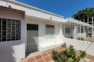 Image de Cozy 2 bedroom 1 bathroom house.