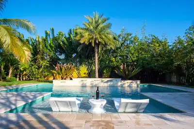Image de Private 3 bed Urban Oasis 1 mile to beach with heated pool and lush landscape