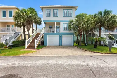 Image de 🏝️Canal Views-Walk to Beach-Outdoor Shower-Pool-4br Sailor's Cove