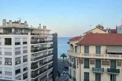 Image de 4 rooms apartment front of the sea.
