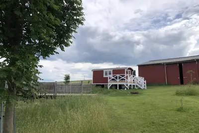 Image de Schäferwagen \"rote Lotte\" in Alleinlage am Teich