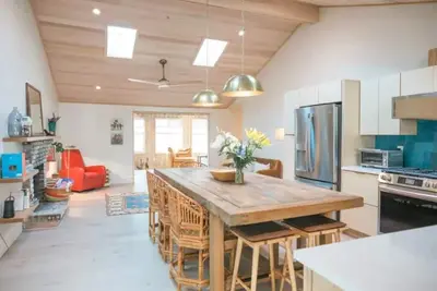Image de Beautiful, comfortable modern home, 1. 5 blocks from the Beach & Center Ave