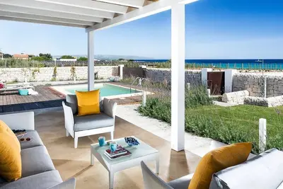 Marza Residence Grigia - Seafront villa with pool