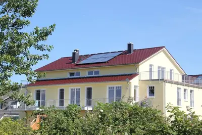 Image de Die 3 Zimmerwohnung Besteht aus Einem Wohnzimmer und 2 Schlafzimmern mit Doppelbett und Befindet Sich nur 200m vom Strand Entfernt