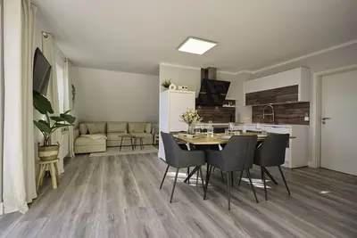 Image de Stilvolle Ferienwohnung mit Großzügiger Dachterrasse mit Herrlichem Weitblick, Fußläufig zum Strand