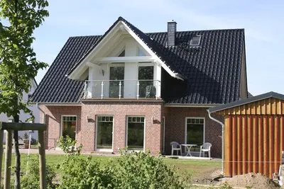 Image de Das Komfortable Ferienhaus \" Strandgut\" Liegt Sehr Romantisch auf Einem ca. 600 m² Großen Grundstück und bis zur Ostsee Sind es Auch nur ca. 650 m