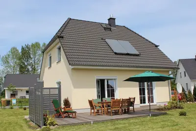 Image de Geschmackvoll Eingerichtetes Ferienhaus mit Kamin