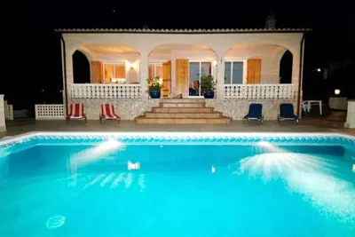 Villa & piscine privée, à 20 min de la plage