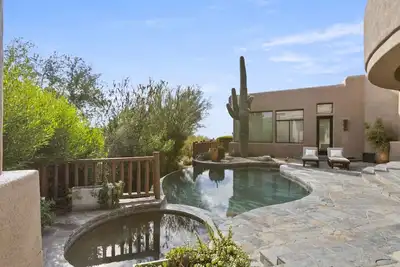 Image de Gorgeous Desert Mountain Home!