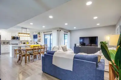 5 Mi to Beach: Jupiter Townhome w/ Pool Access