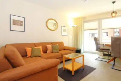 Image de House \"Kompass\", App. 1-2<br>Location:<br>The house \"Kompass\" is located directly on the beach of Westerland between the two pedestrian zones. The \"Sylter Welle\" and the \"Syltness-Center\" are in the immediate vicinity. The apartment is located on