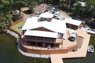 Image de Spacious Lake Retreat with Spectacular Water Views from Every Room in the House