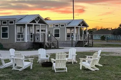 Image de Goose Island Flats -The Whooping Crane 2br 2b