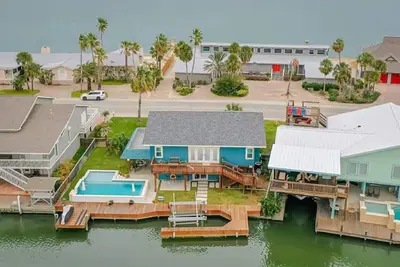 Image de Waterfront, Sleeps 15, Boat Lift, Private Heated Pool, Fast WiFi
