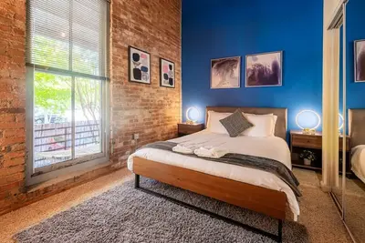 Image de 100 Year-Old Historic Brick 2br Loft -Large Patio1