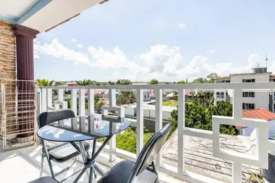 Image de Eco-Rustic Penthouse | Airport Pickups