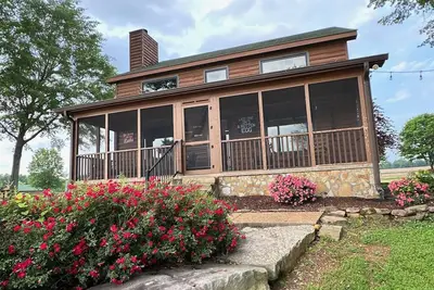 Image de Cozy Lakeside Cabin w/Private Doc, Pool, & Screened In Porch!