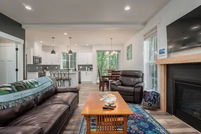 Image de Hideaway on Mt. Hood w\/ hot tub, deck among the trees, sparkling new home!