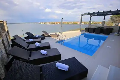 Image de Superbe villa neuve en bord de mer avec piscine pouvant accueillir jusqu'à 10 personnes