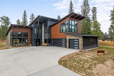 Image de Luxury Cabin Sleeps 24- Direct Trailhead & Clubhouse Access, Ample Parking!