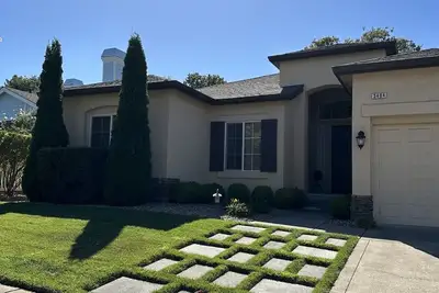 Image de Stunning 3-bdrm + office Santa Rosa home with chef's kitchen and hot tub!