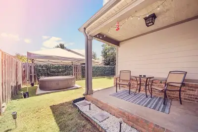 Image de Villa with Hot Tub, Theatre and Game Room - Minutes to U of A!