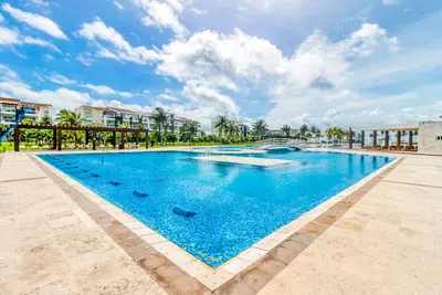 Gorgeous apartment with on-site pool, fitness center, & balcony