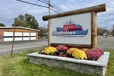Image de The entire Stephentown Hotel! 28 person occupancy
