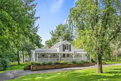 Image de Luxury carriage house with tons of space and 325 feet of shoreline! !