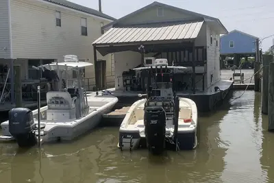 Image de Houseboat in Venice Marina. Parking Lot Acces. Drive. Right Up To Houseboat