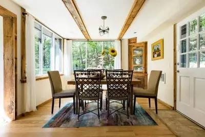 Image de The Arts & Crafts House - Skylights/Jacuzzi/Deck\n\n