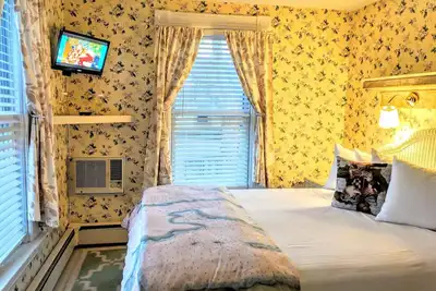 Image de A cozy 2nd Floor Queen Room 108 sqft Bed & Breakfast in Downtown Shelburne! Dyt