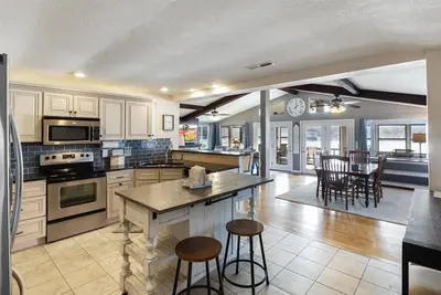 Image de Quiet Lakefront House- Family retreat w\/calm water, water toys & large swim dock