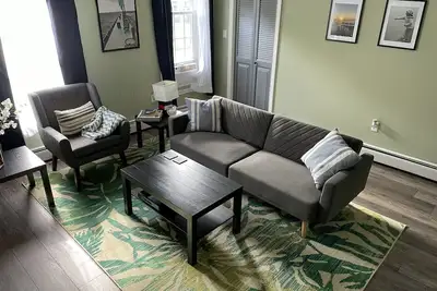 Image de Lovely 2 bedroom upper, close to Lake Erie beaches