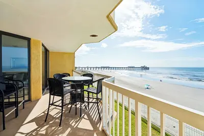 Image de Oceanfront balcony, Elevator, Beach access, 2 blocks to shops & restaurants - Cov 210!