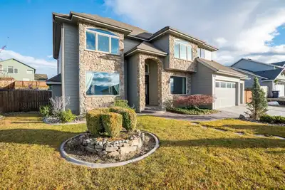 Image de Beautiful & Spacious Home with Gorgeous Mountain Views!