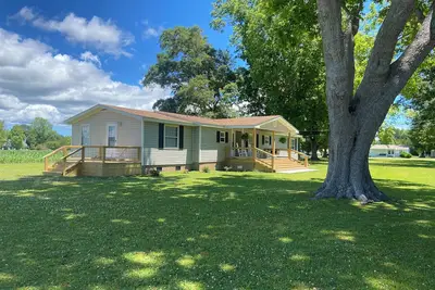 Image de The Farmhouse. Quiet, modern. Family Friendly. Short drive to the beach!