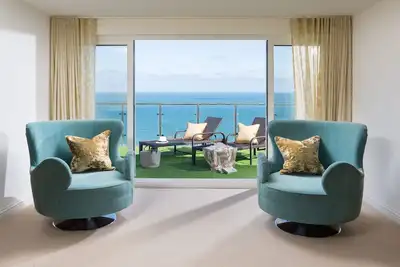 Image de Scots Craig – Sleeps 8 – On-Site Parking – Sea Views – Outside Space