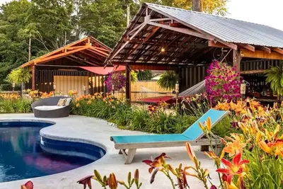 Image de Oasis Retreat w/ pool, outdoor bar, guest house & fire pit. 4 blocks to downtown