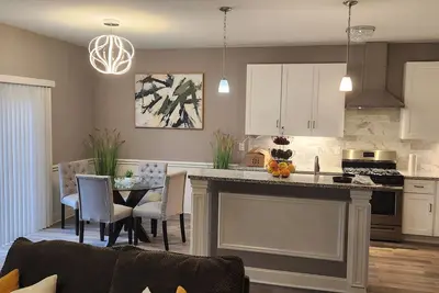 Image de This stunning 3-bedroom home offers the perfect balance of comfort and style.